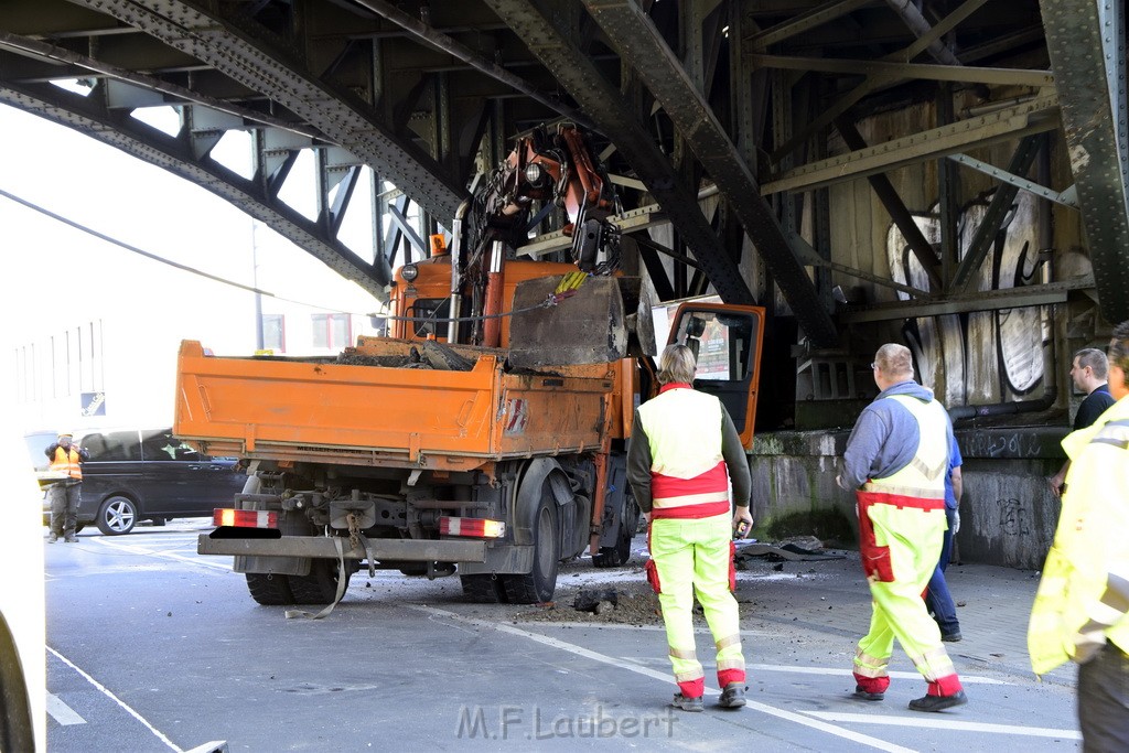 LKW blieb unter Bruecke haengen Koeln Deutz Deutz Muelheimerstr P099.JPG - Miklos Laubert